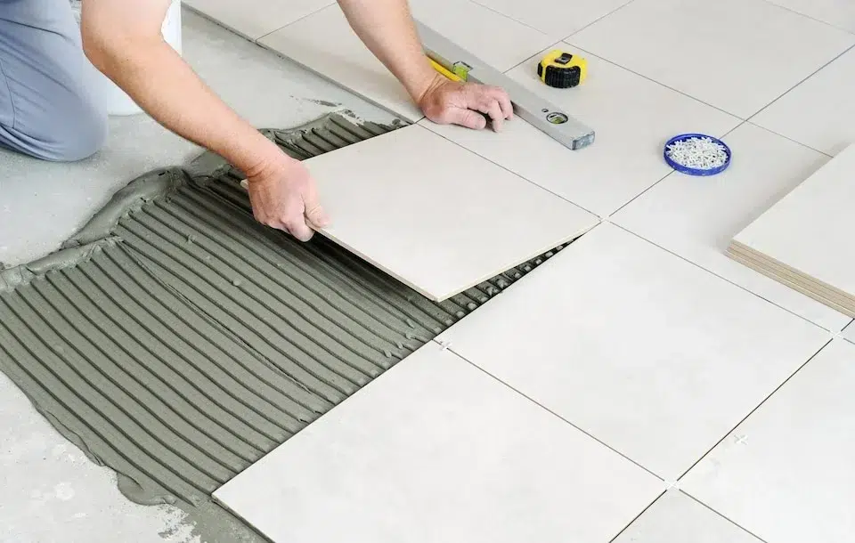 About 4 fpdl.in hands worker are laying ceramic tile floor 191163 2069 large 1